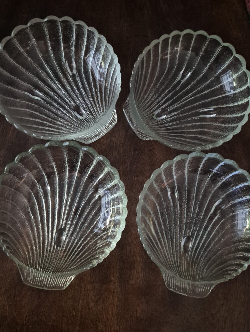 Vtg Set of 4 Glass Shell Bowls - Clear